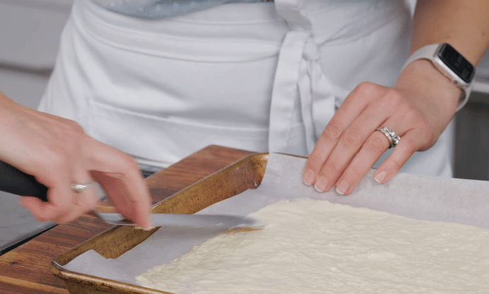 ilustrasi menipiskan adonan sourdough (youtube.com/Natashas Kitchen)