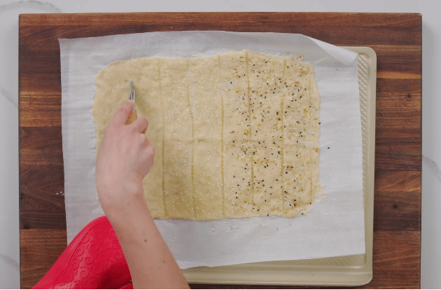 ilustrasi pemotongan setelah pemanggangan pertama (youtube.com/Natashas Kitchen)