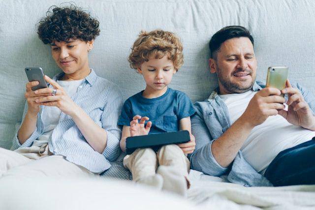 ilustrasi menikmati konektivitas WiFi bersama keluarga (unsplash.com/Vitaly Gariev)
