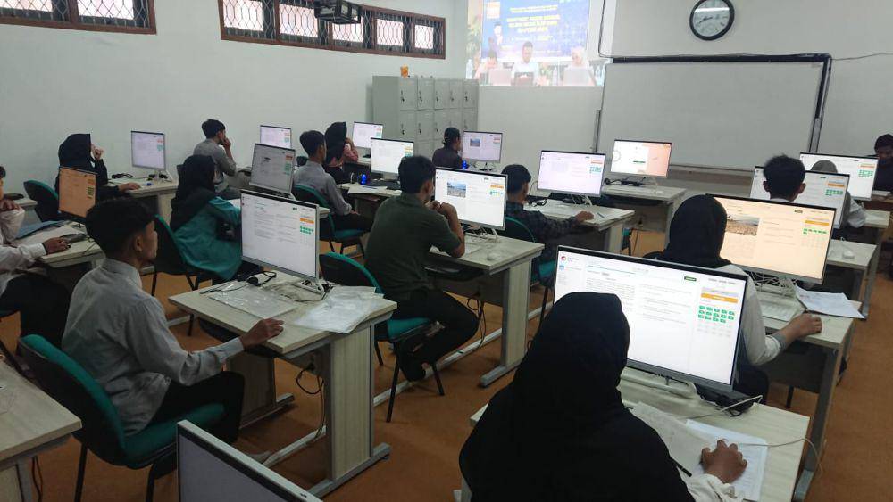 Peserta UM PTKIN mengikuti ujian di UIN Tulungagung. IDN Times/ Bramanta Pamungkas