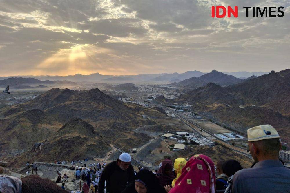 Pemandangan pagi di puncak Jabal Nur, Makkah, Senin (24/6/2024). (IDN Times/Faiz Nashrillah)