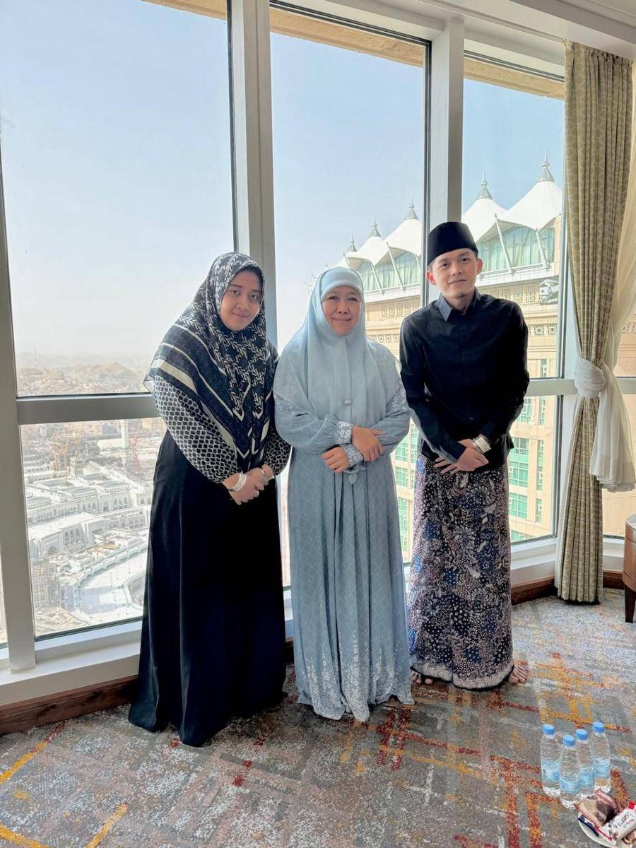 Pertemuan Khofifah Indar Parawansa dengan Gus Iqdam saat di Makkah. Dok. Pribadi Khofifah.