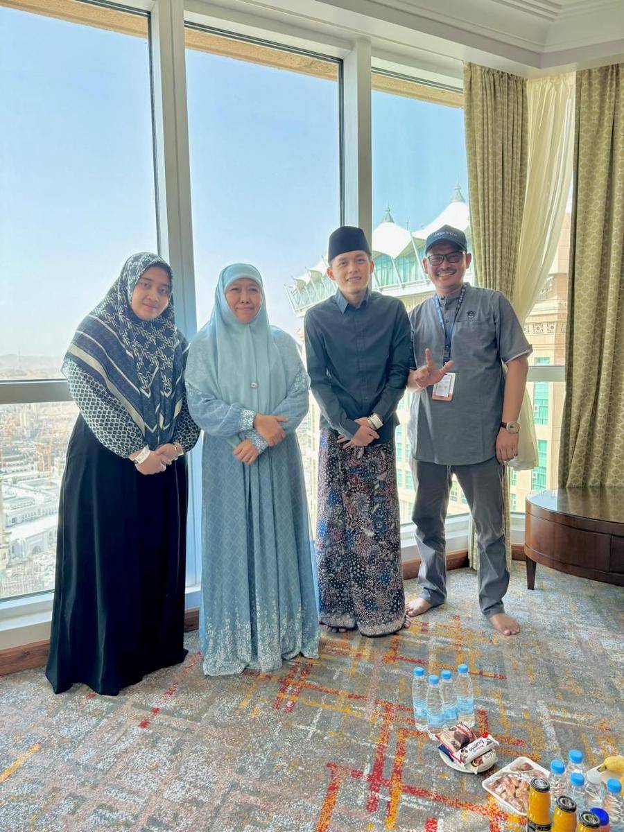 Pertemuan Khofifah Indar Parawansa dengan Gus Iqdam saat di Makkah. Dok. Pribadi Khofifah.