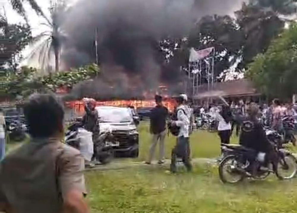 [BREAKING] Kantor KPU Labuhanbatu Utara Luder Terbakar