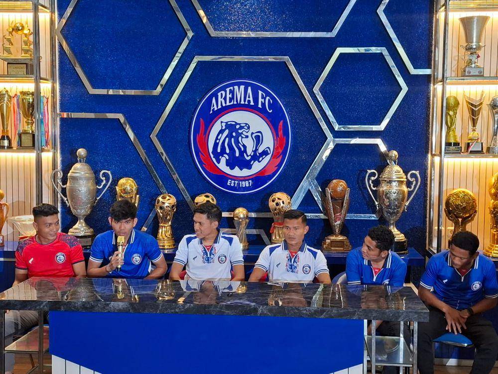 Dari kanan Muhammad Iksan Lestaluhu, Salim Akbar Tuharea, Bayu Setiawan, Daffa Fahish Nandriyanto, Anwar Rifai, dan Andrian Casvari. (IDN Times/Rizal Adhi Pratama)