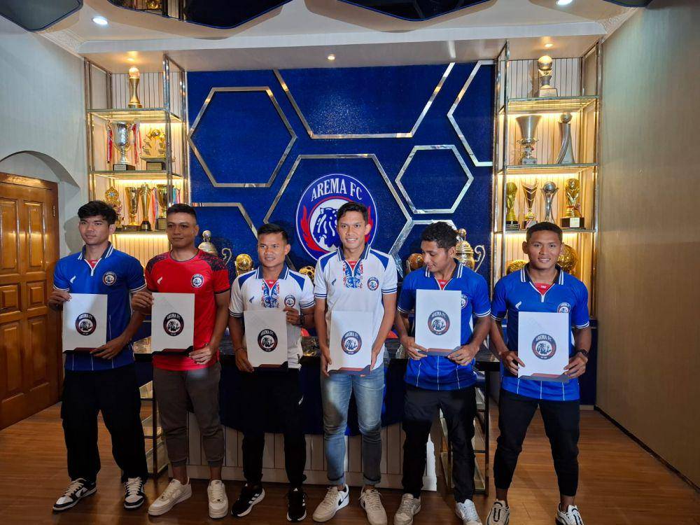 Dari kanan Muhammad Iksan Lestaluhu, Salim Akbar Tuharea, Daffa Fahish Nandriyanto, Bayu Setiawan, Andrian Casvari, dan Anwar Rifai. (IDN Times/Rizal Adhi Pratama)