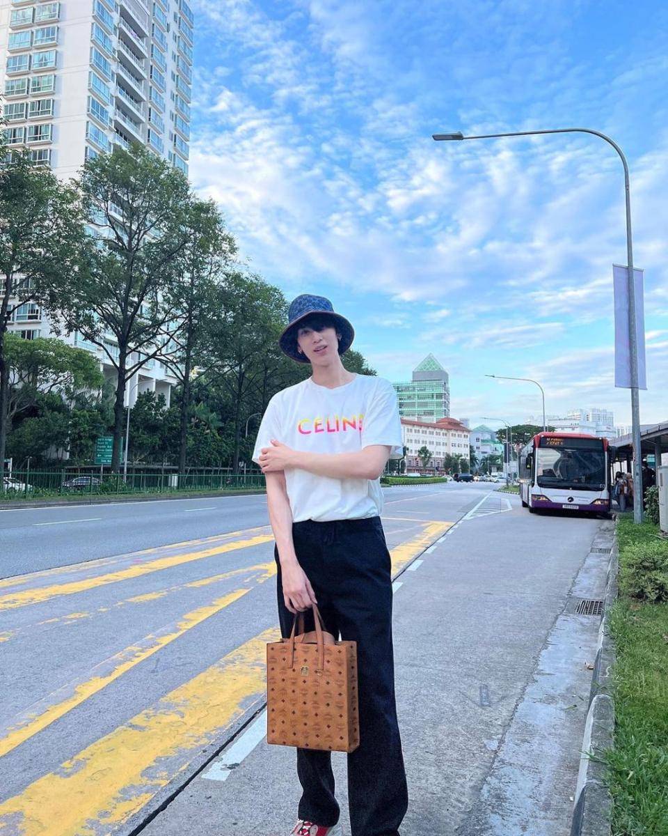 gaya french tuck ala Dunk Natachai (instagram.com/dunknatachai)