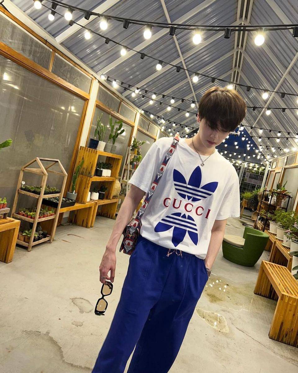 gaya french tuck ala Dunk Natachai (instagram.com/dunknatachai)