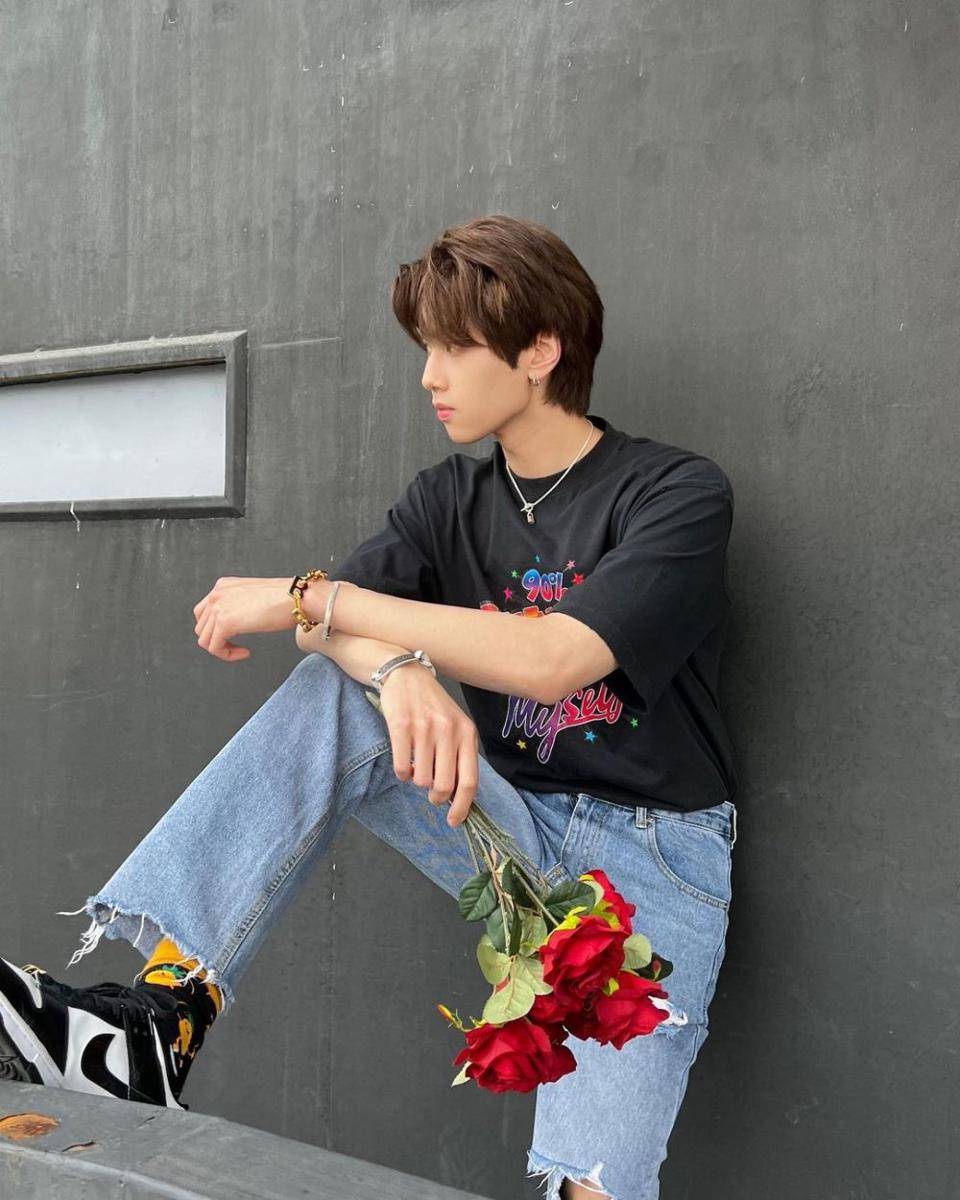 gaya french tuck ala Dunk Natachai (instagram.com/dunknatachai)