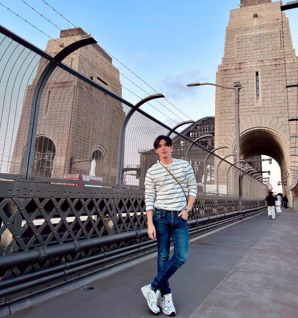 OOTD liburan bergaya santai ala New Thitipoom (instagram.com/newwiee)