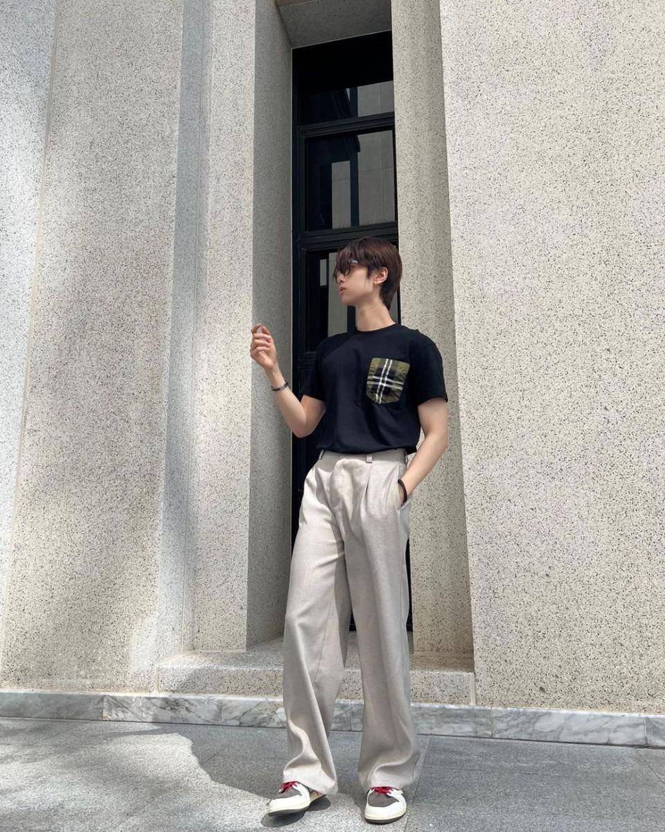 gaya french tuck ala Dunk Natachai (instagram.com/dunknatachai)