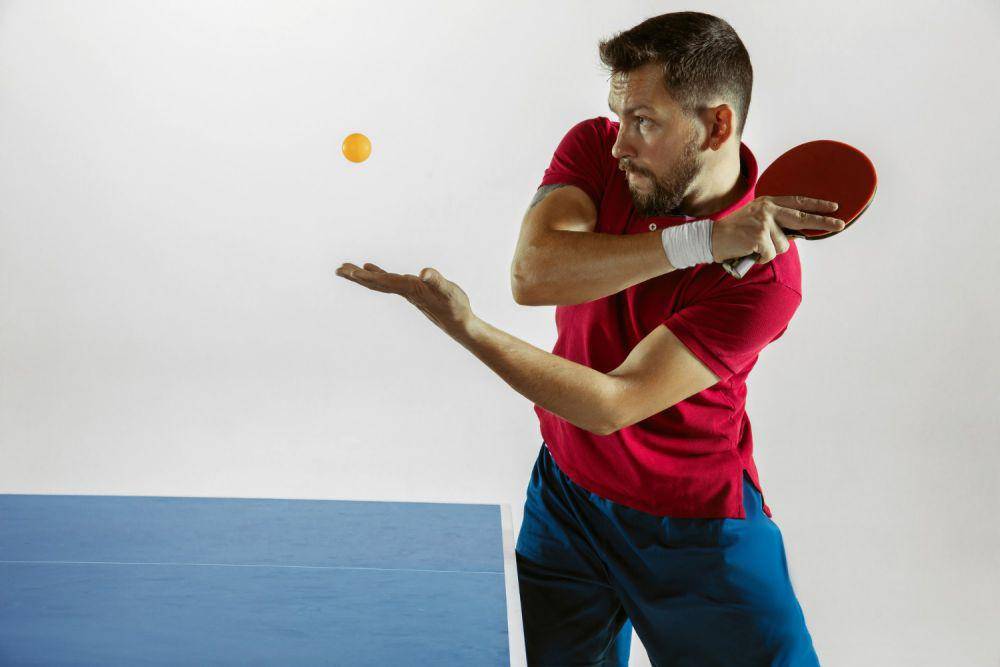 ilustrasi pria melakukan pukulan forehand tenis meja