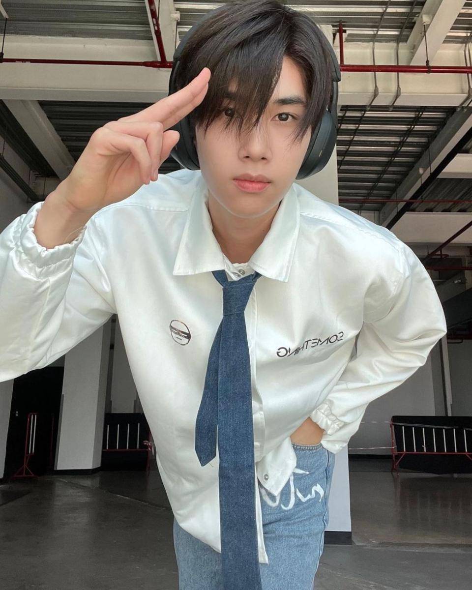 gaya french tuck ala Dunk Natachai (instagram.com/dunknatachai)