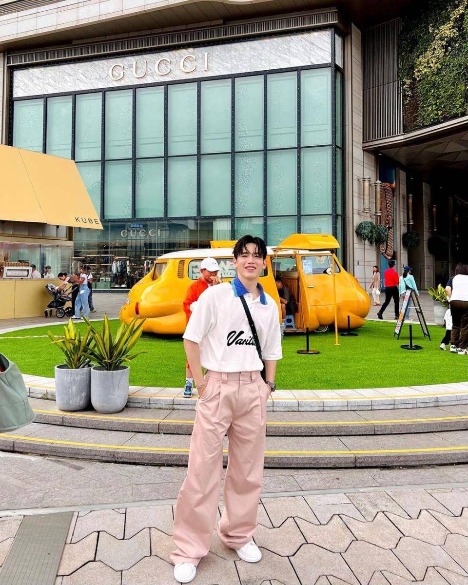 OOTD liburan bergaya santai ala New Thitipoom (instagram.com/newwiee)