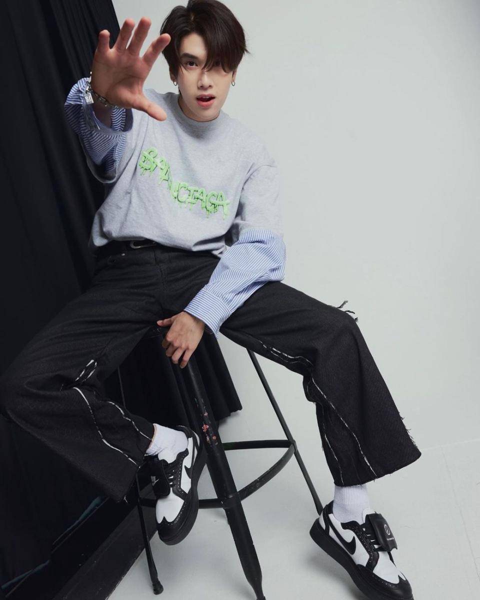 gaya french tuck ala Dunk Natachai (instagram.com/dunknatachai)