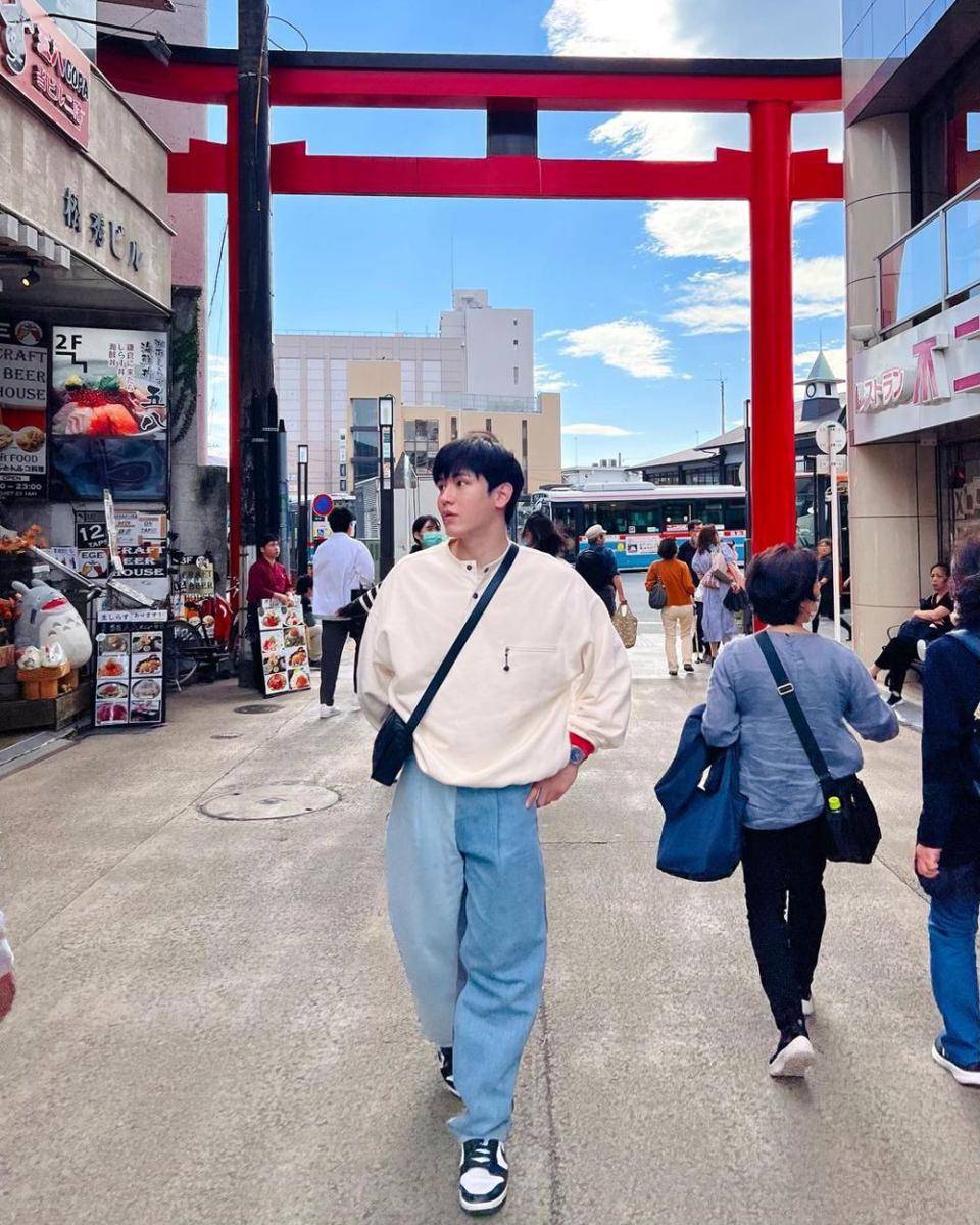 OOTD liburan bergaya santai ala New Thitipoom (instagram.com/newwiee)