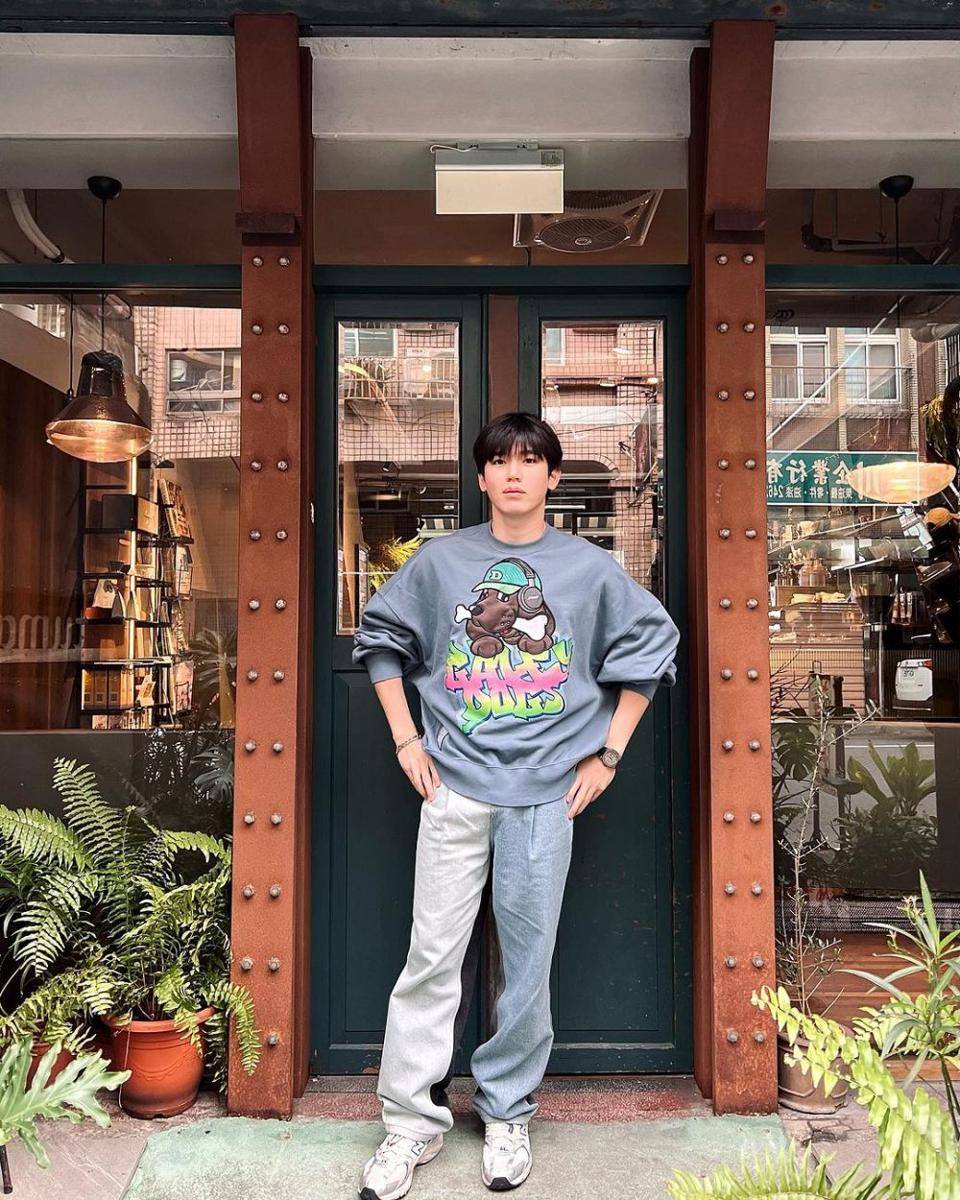 OOTD liburan bergaya santai ala New Thitipoom (instagram.com/newwiee)