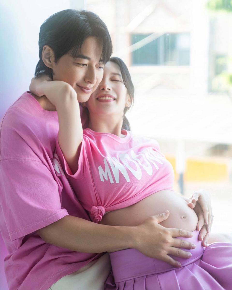 potret maternity shoot Miura Ayane dan aktor Lee Ji Hoon (instagram.com/_leejeehoon)