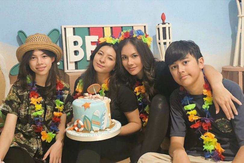 10 Potret Kejutan Ultah Ke-26 Shalom Razade di Lokasi Syuting, Seru!