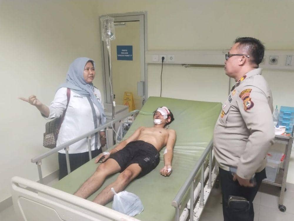 Dua Pria Duel Senjata Tajam di Depan Unhas Makassar