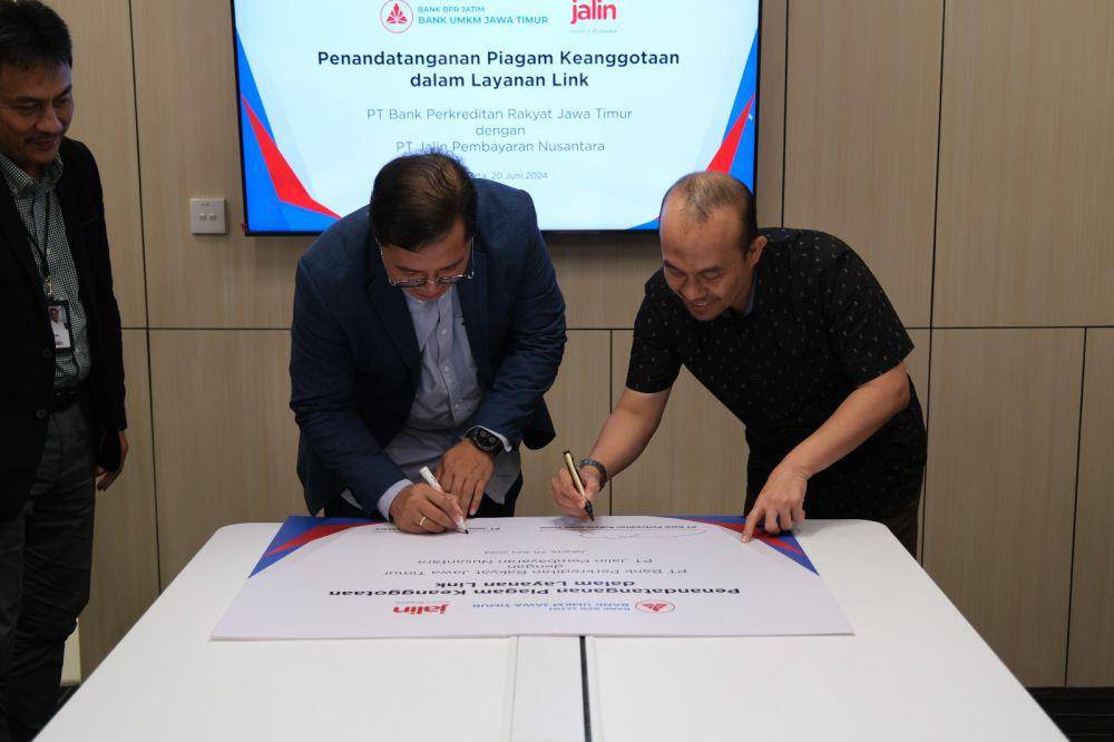 Ario Tejo Bayu Aji (Dirut Jalin) dan Irwan Eka Wijaya A. (Plt. Dirut Bank UMKM Jatim) saat melakukan penandatangan piagam keanggotaan dalam layanan Link di Jakarta (20/06/2024) lalu. IDN Times/Istimewa