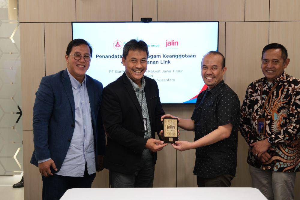 Ario Tejo Bayu Aji (Dirut Jalin), Eko Dedi Rukminto (Dir. Commercial Jalin), Irwan Eka Wijaya A. (Plt. Dirut Bank UMKM Jatim), dan Eddy Suleksono (Pemimpin Divisi Pemasaran Bank UMKM Jatim) saat Penandatanganan kerja sama untuk mendukung pertumbuhan ekonomi digital, khususnya bagi sektor UMKM yang menjadi tulang punggung perekonomian daerah. IDN Times/Istimewa