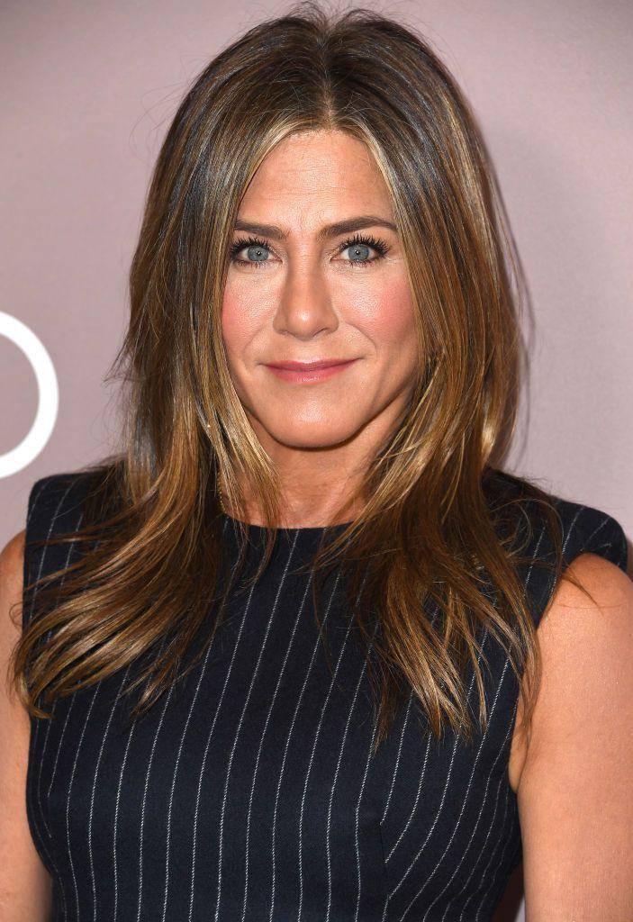 Rambut oval layer sebahu. (byrdie.com)