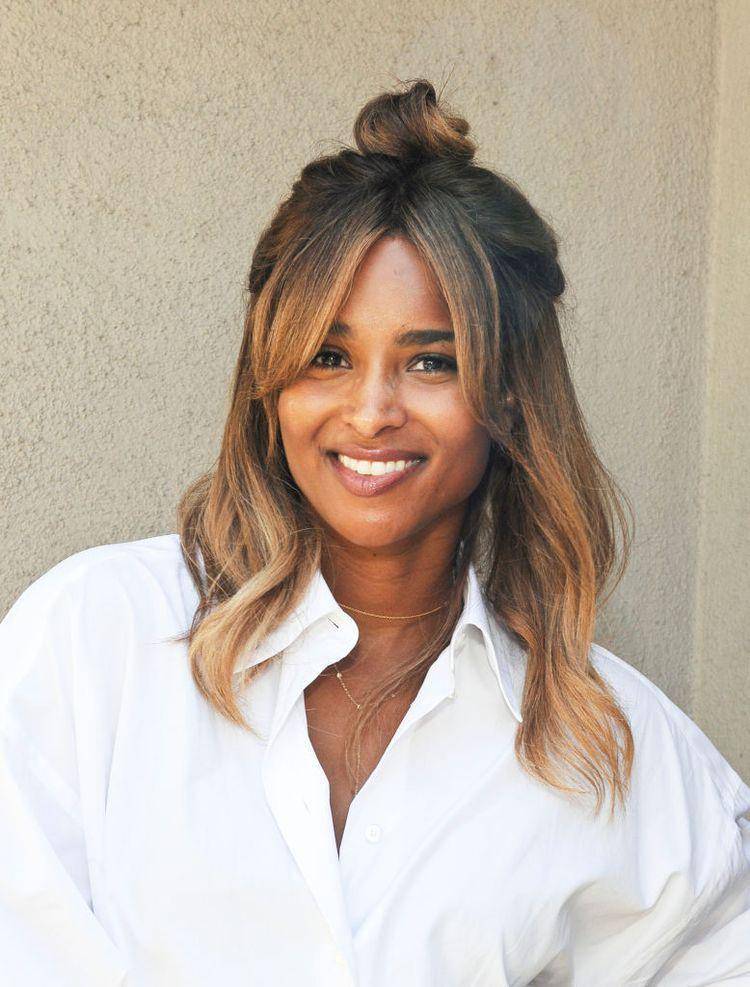 Rambut oval layer sebahu. (byrdie.com)