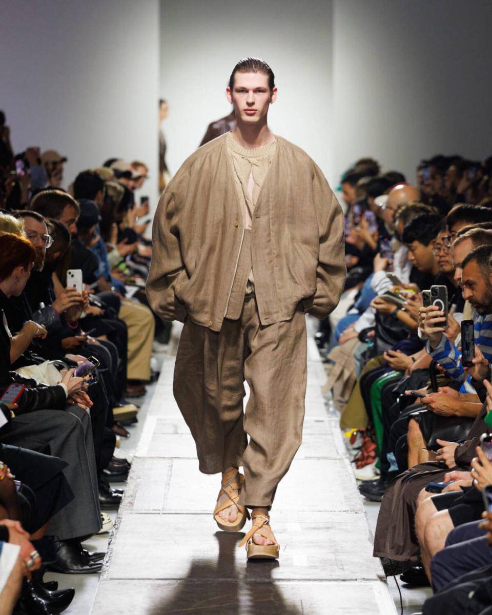 Hed Mayner S/S '25 di Paris Fashion Week Menswear 2024 (instagram.com/collective_parade)
