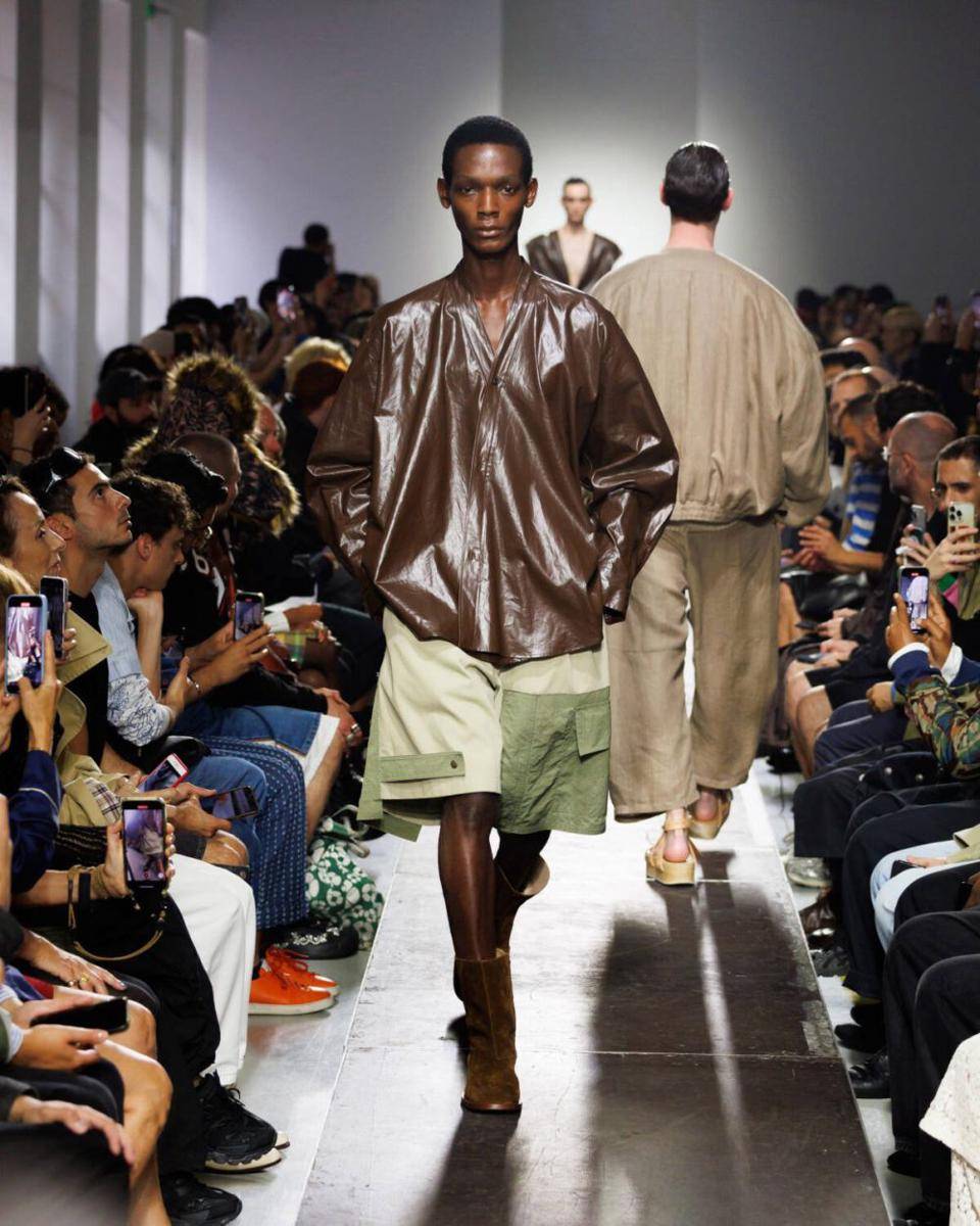 Hed Mayner S/S '25 di Paris Fashion Week Menswear 2024 (instagram.com/im_so_v.o.g.u.e)