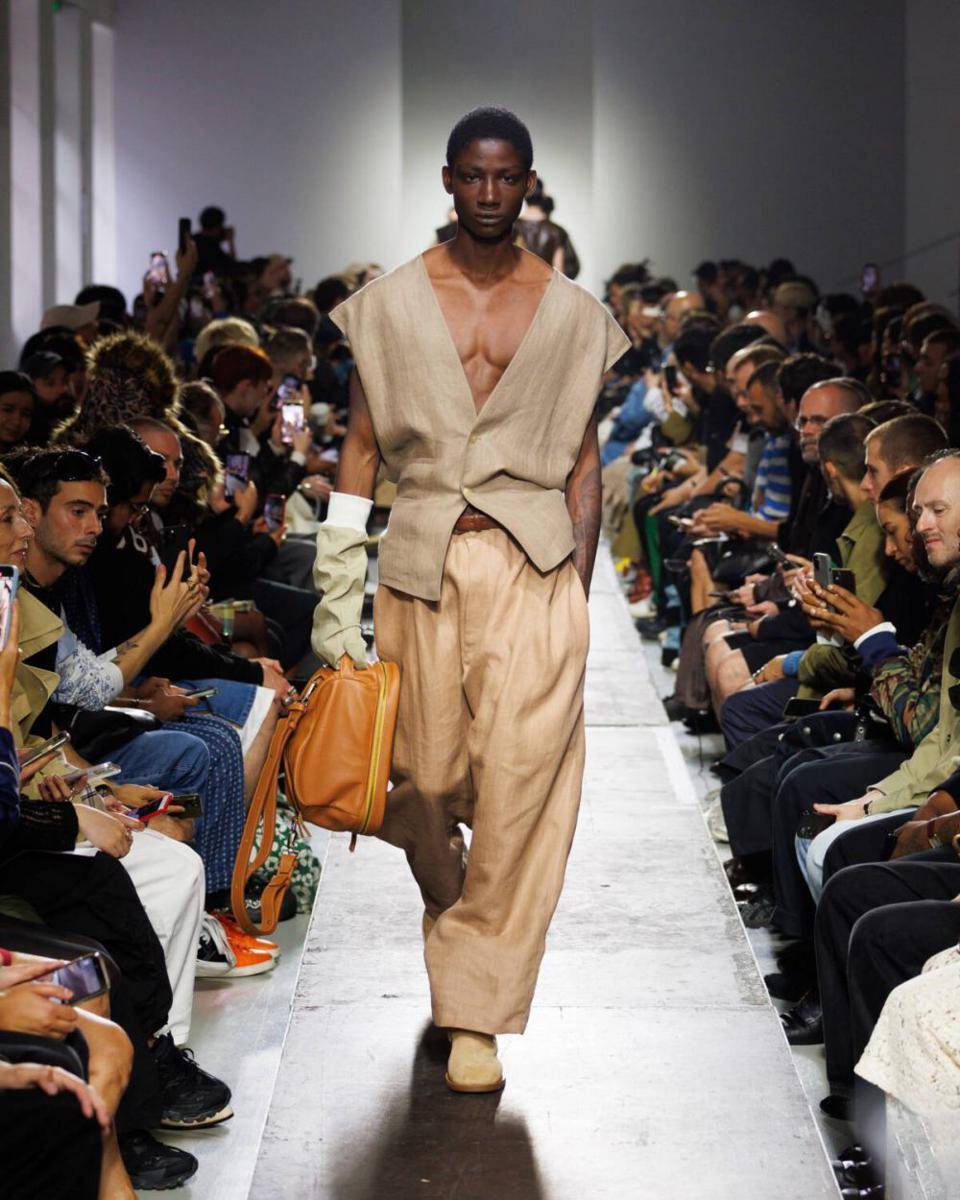 Hed Mayner S/S '25 di Paris Fashion Week Menswear 2024 (instagram.com/eriveltonhoskenstylist)