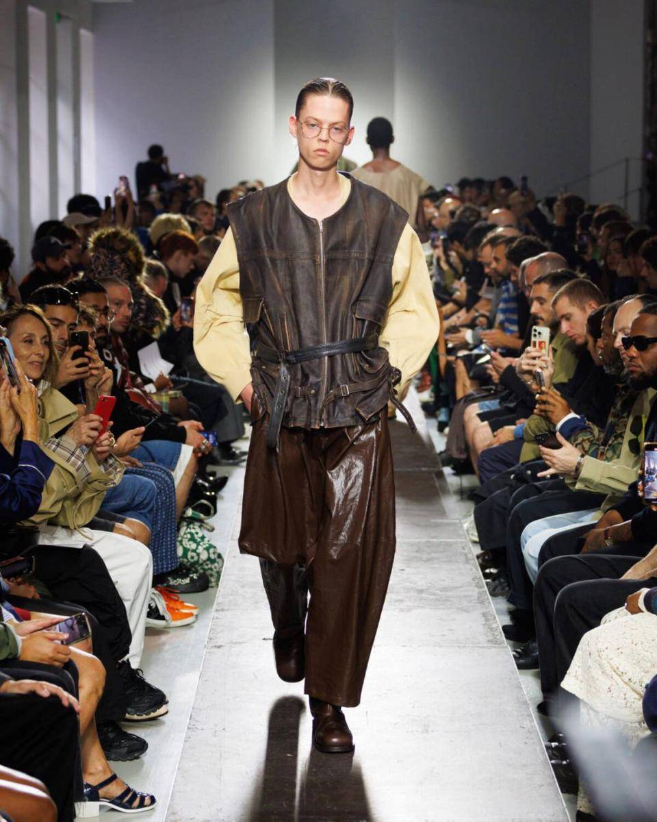 Hed Mayner S/S '25 di Paris Fashion Week Menswear 2024 (instagram.com/eriveltonhoskenstylist)