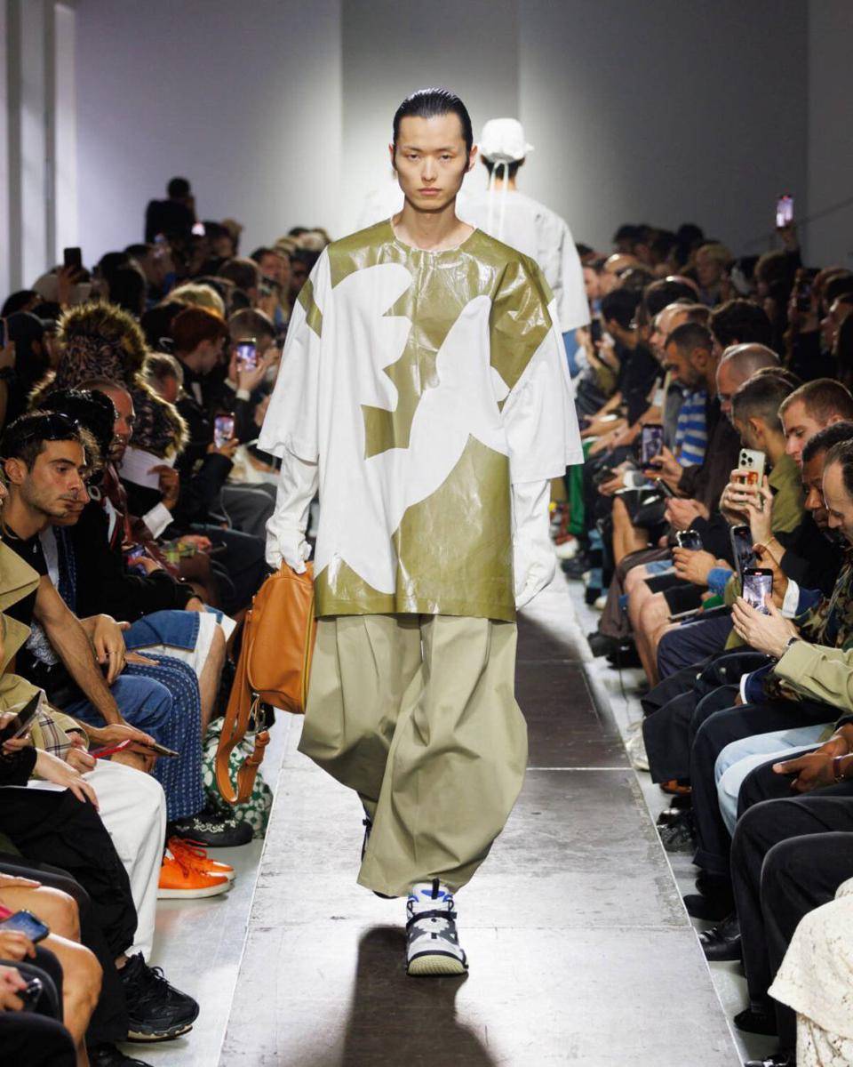 Hed Mayner S/S '25 di Paris Fashion Week Menswear 2024 (instagram.com/collective_parade)