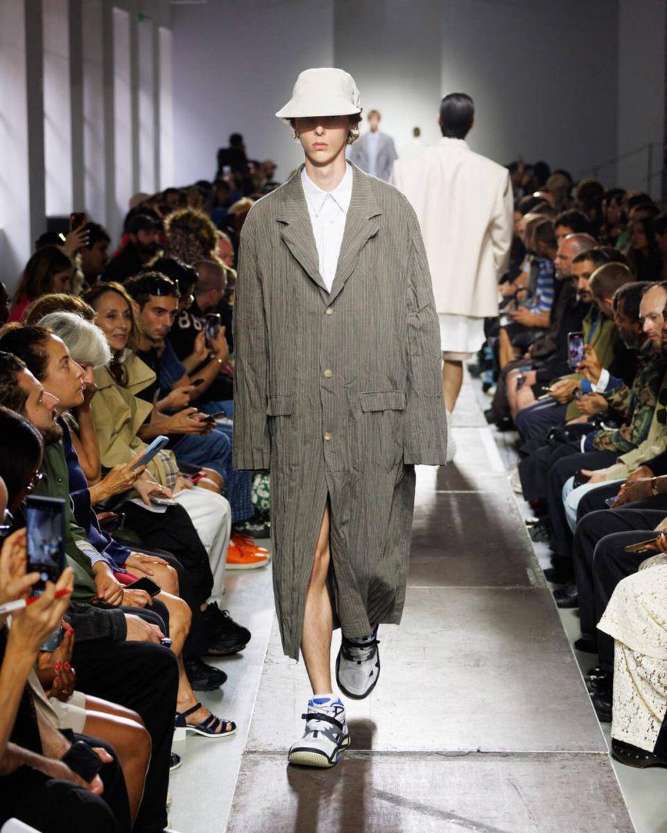 Hed Mayner S/S '25 di Paris Fashion Week Menswear 2024 (instagram.com/vdv_modelscouting)