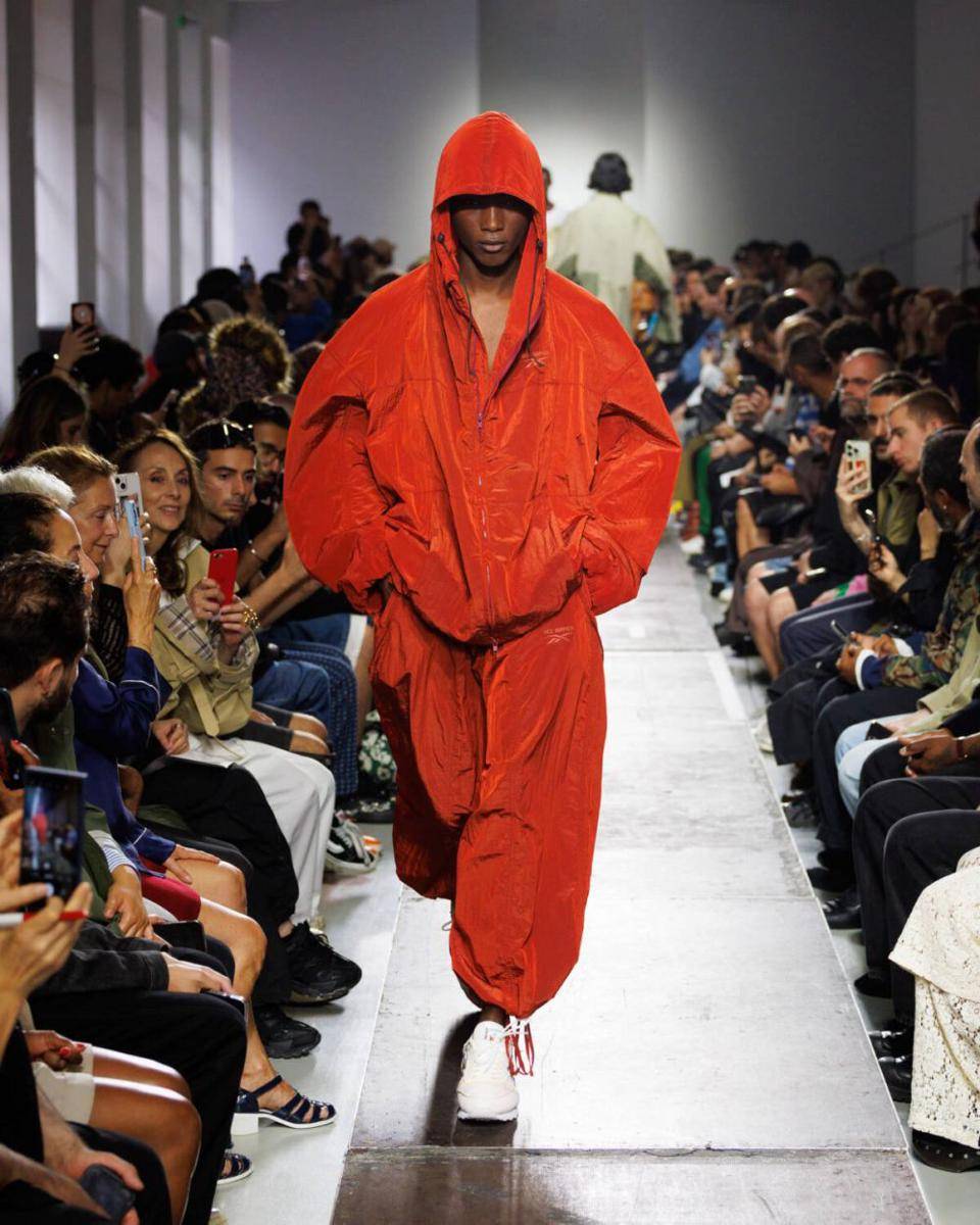 Hed Mayner S/S '25 di Paris Fashion Week Menswear 2024 (instagram.com/im_so_v.o.g.u.e)
