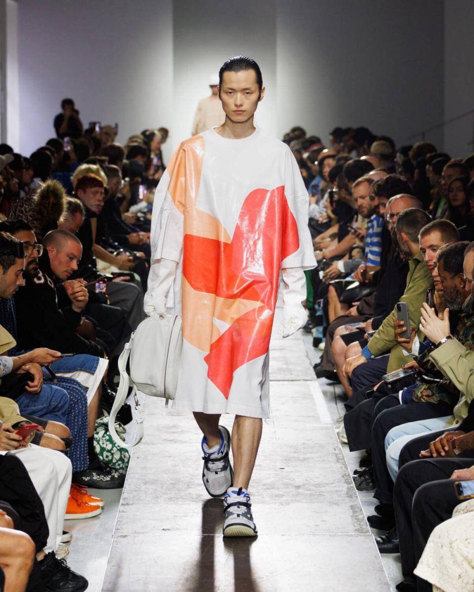 Hed Mayner S/S '25 di Paris Fashion Week Menswear 2024 (instagram.com/collective_parade)