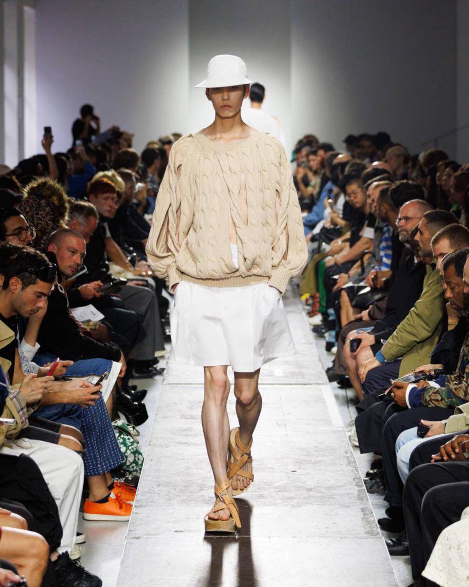 Hed Mayner S/S '25 di Paris Fashion Week Menswear 2024 (instagram.com/collective_parade)