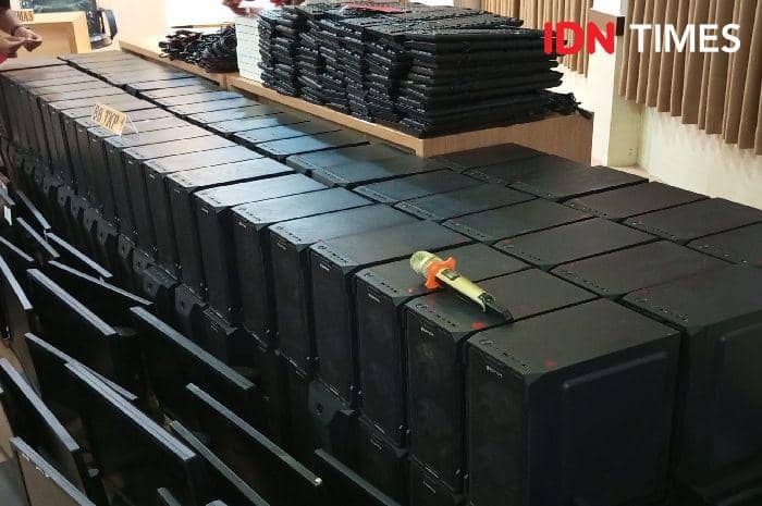 Sejumlah barang bukti berupa seperangkat komputer yang disita Polresta Banyumas, Selasa (25/6/2024).(IDN Times/Cokie Sutrisno)