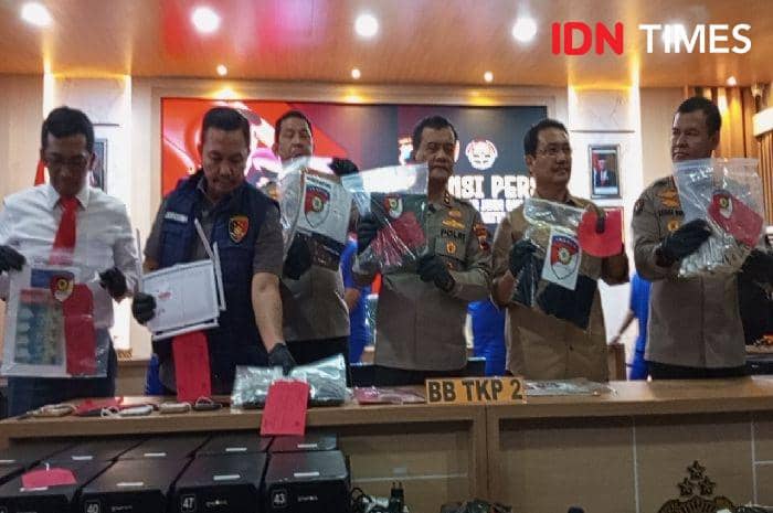 Kapolda Jateng didampingi Kapolresta Banyumas Eddy Suranta Sitepu dan jajarannya saat menunjukan barang bukti judi online, Selasa (25/6/2024).(IDN Times/Cokie Sutrisno)