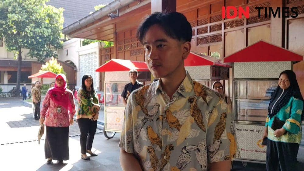 Walikota Solo Gibran Rakabuming Raka memberikan bantuan gerobak ke PKL di Solo. (IDN Times/Larasati Rey)
