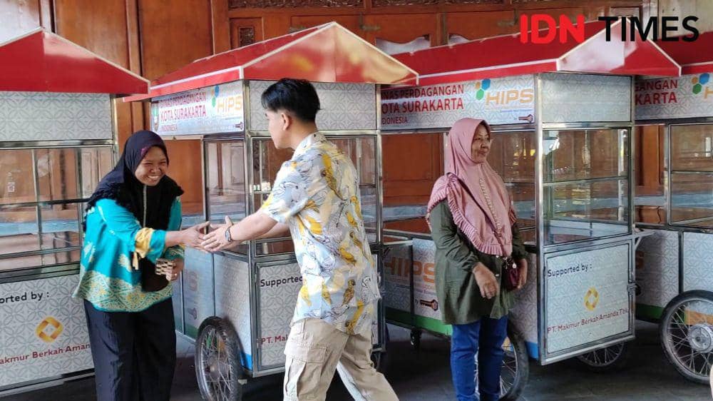 Walikota Solo Gibran Rakabuming Raka memberikan bantuan gerobak ke PKL di Solo. (IDN Times/Larasati Rey)