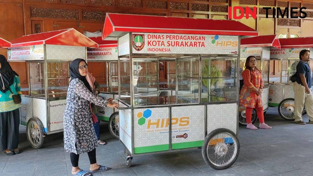 Bantuan gerobak dari Pemkot Solo untuk e PKL. (IDN Times/Larasati Rey)