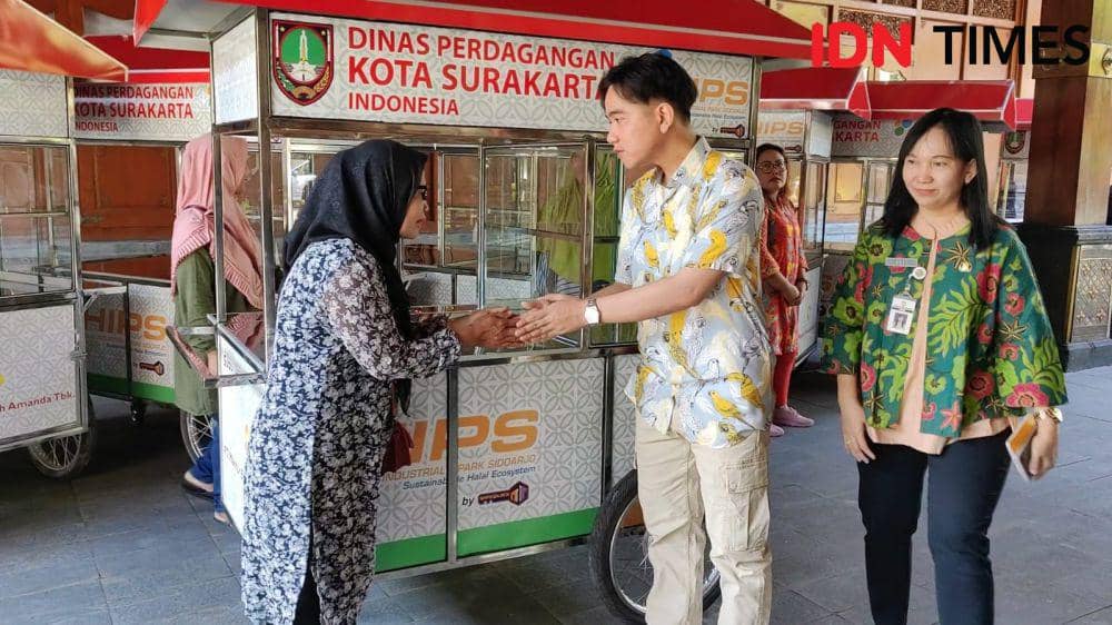 Gibran Serahkan Puluhan Gerobak Dagang ke PKL di Solo