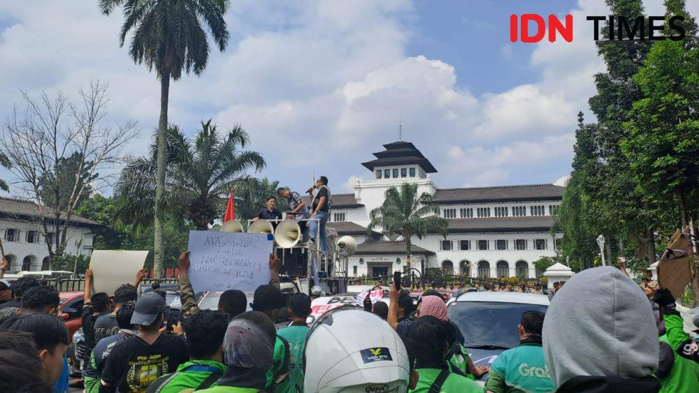 Ribuan Ojol di Jabar Geruduk Gedung Sate, Minta Penyesuaian Tarif