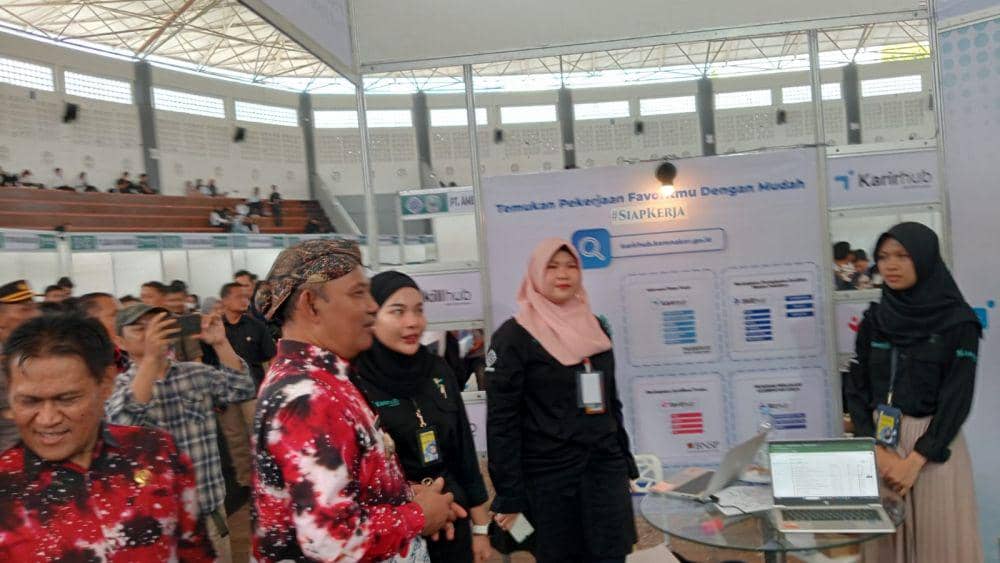 Pj Bupati Magetan Hergunadi saat meninjau stan job fair di GOR Ki Mageti. IDN Times/ Riyanto.