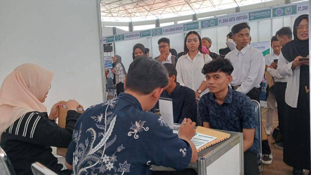 Ribuan pencari kerja dari Generasi Z memadati Magetan Job Market Fair 2024 yang diadakan oleh Pemkab Magetan bersama Kemenakertrans di GOR Ki Mageti. IDN Times/ Riyanto.