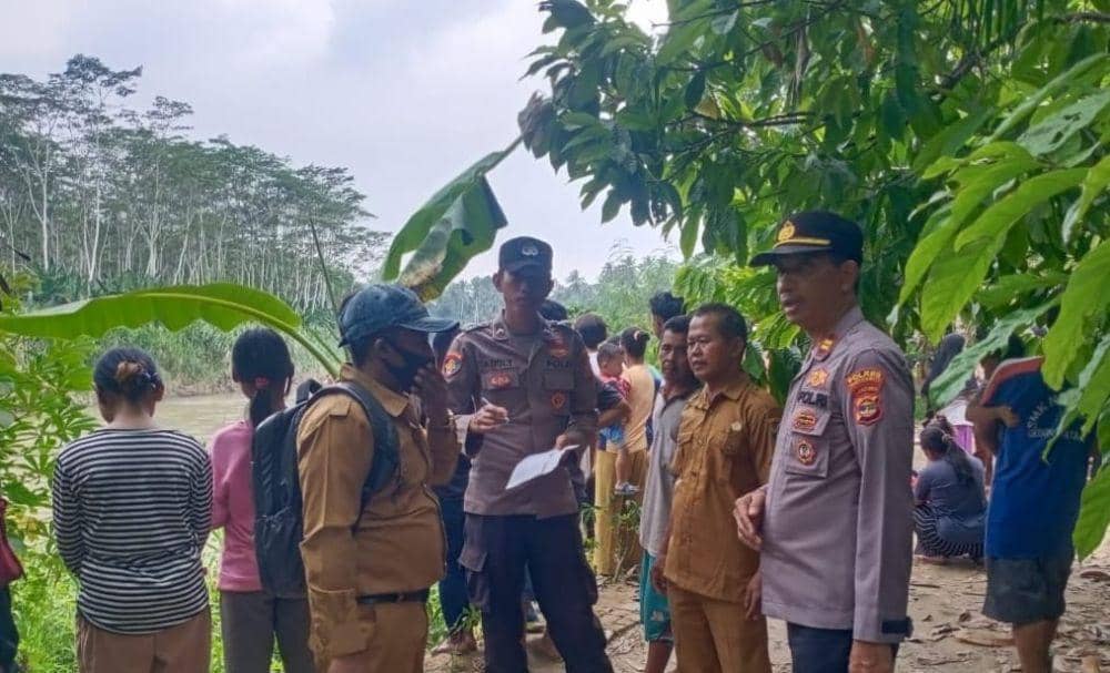 Penampakan lokasi kejadian serangan buaya di tepi sungai Semaka. (Dok. Polsek Semaka).