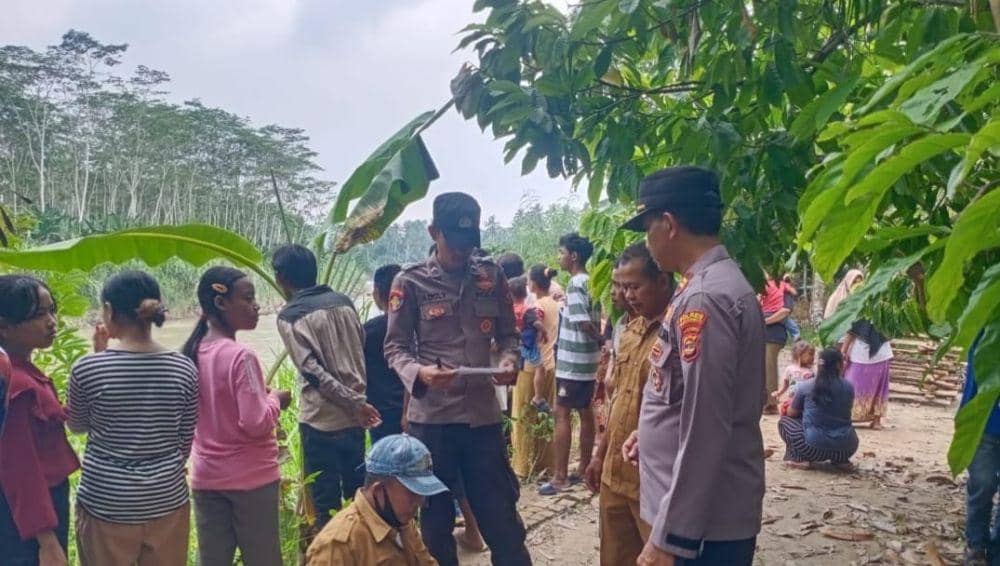 Penampakan lokasi kejadian serangan buaya di tepi sungai Semaka. (Dok. Polsek Semaka).
