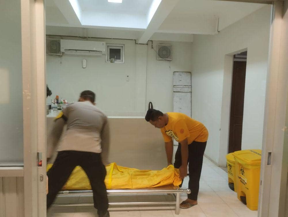 Jenasah Ismu (70) saat dievakuasi ke RSUD Harjono Ponorogo. IDN Times/ Istimewa.