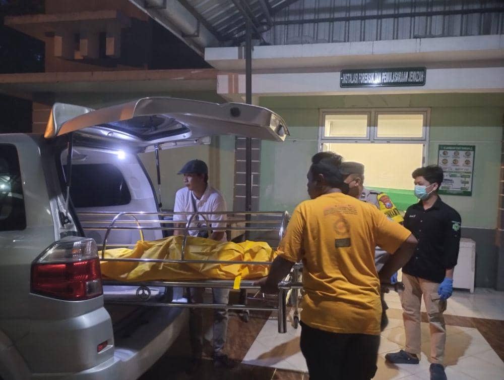 Jenasah Ismu (70) saat dievakuasi ke RSUD Harjono Ponorogo. IDN Times/ Istimewa.
